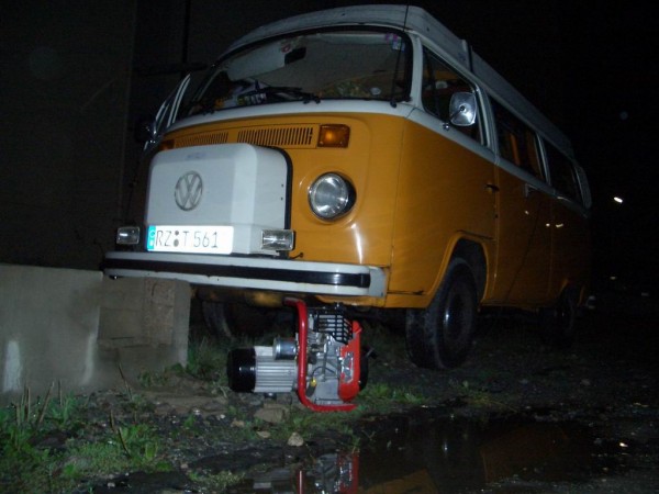 Der Generator vor dem Bulli, herrlich knatternd.